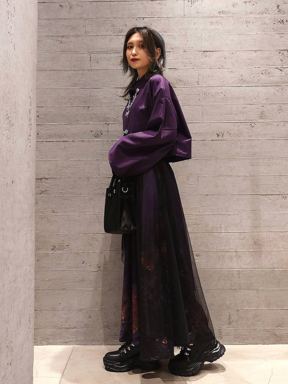 ブラック系のトートバッグ、パープル系のシャツ/ブラウス、パープル系のスカートを着用したレディースの秋コーディネートの2枚目の写真