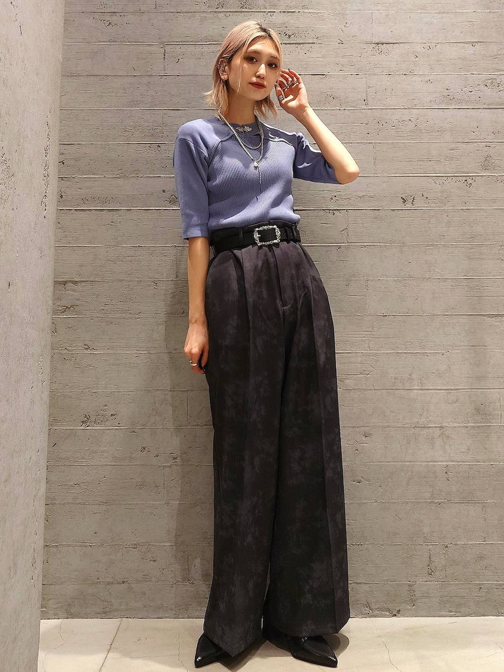 グレー系のスラックス、グレー系のテーラードジャケット、ブラック系のサンダルを着用したレディースの春コーディネートの2枚目の写真