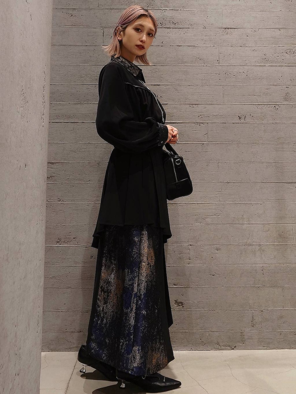 ブラック系のボストンバッグ、ブラック系のパンプス、ブラック系のシャツ/ブラウスを着用したレディースの冬コーディネートの2枚目の写真