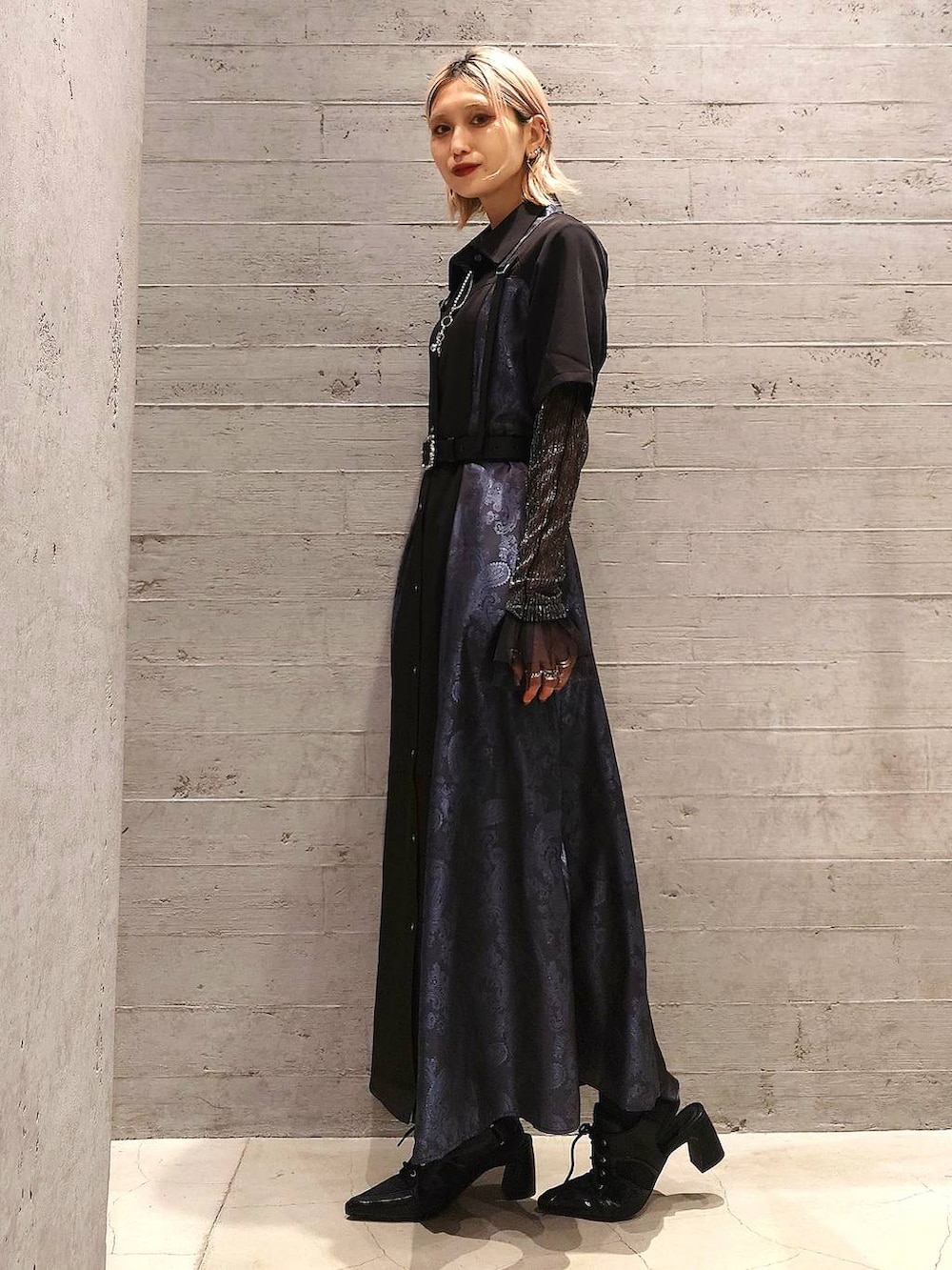 ブラック系のTシャツ/カットソー、ブラック系のサンダル、ブラック系のワンピースを着用したレディースの春コーディネートの2枚目の写真