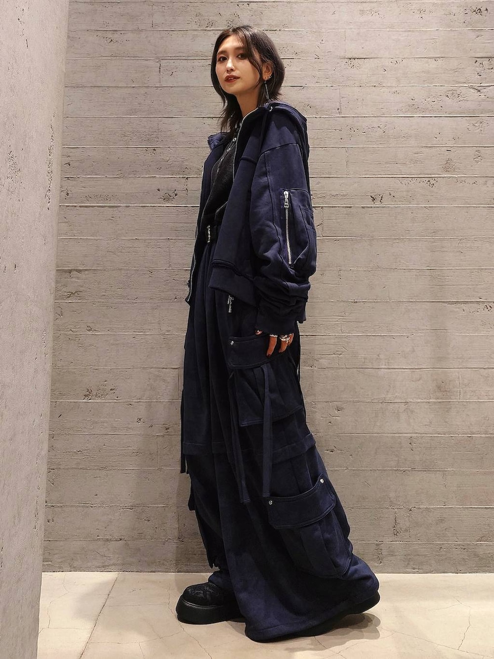 ブラック系のショルダーバッグ、ブラック系のTシャツ/カットソー、ブラック系のその他シューズを着用したレディースの秋コーディネートの2枚目の写真