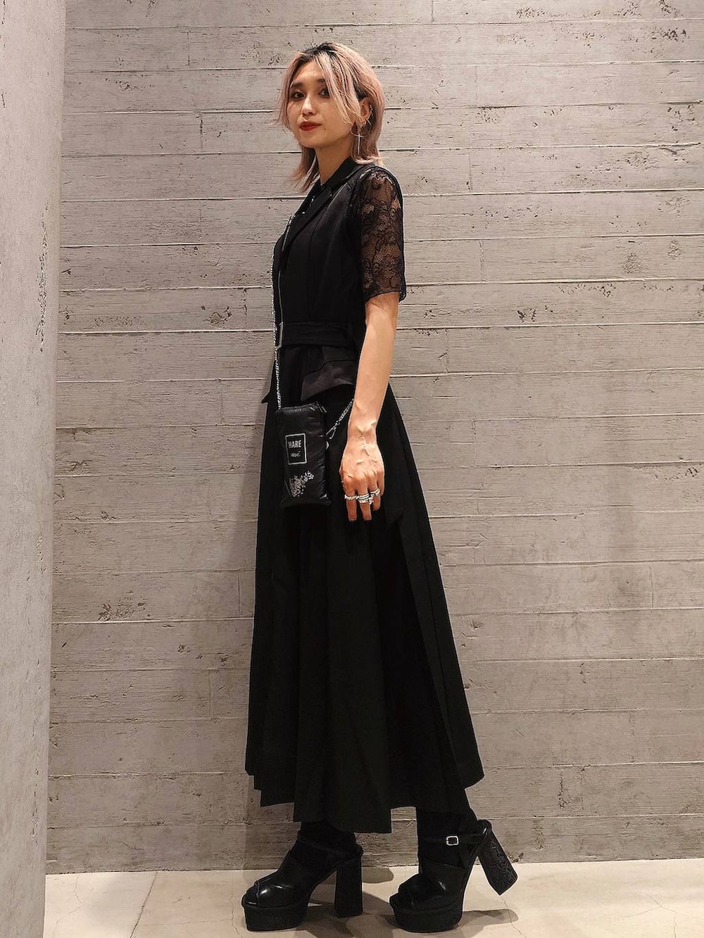 ブラック系のワンピース、ブラック系のサンダル、ブラック系のTシャツ/カットソーを着用したレディースの夏コーディネートの2枚目の写真