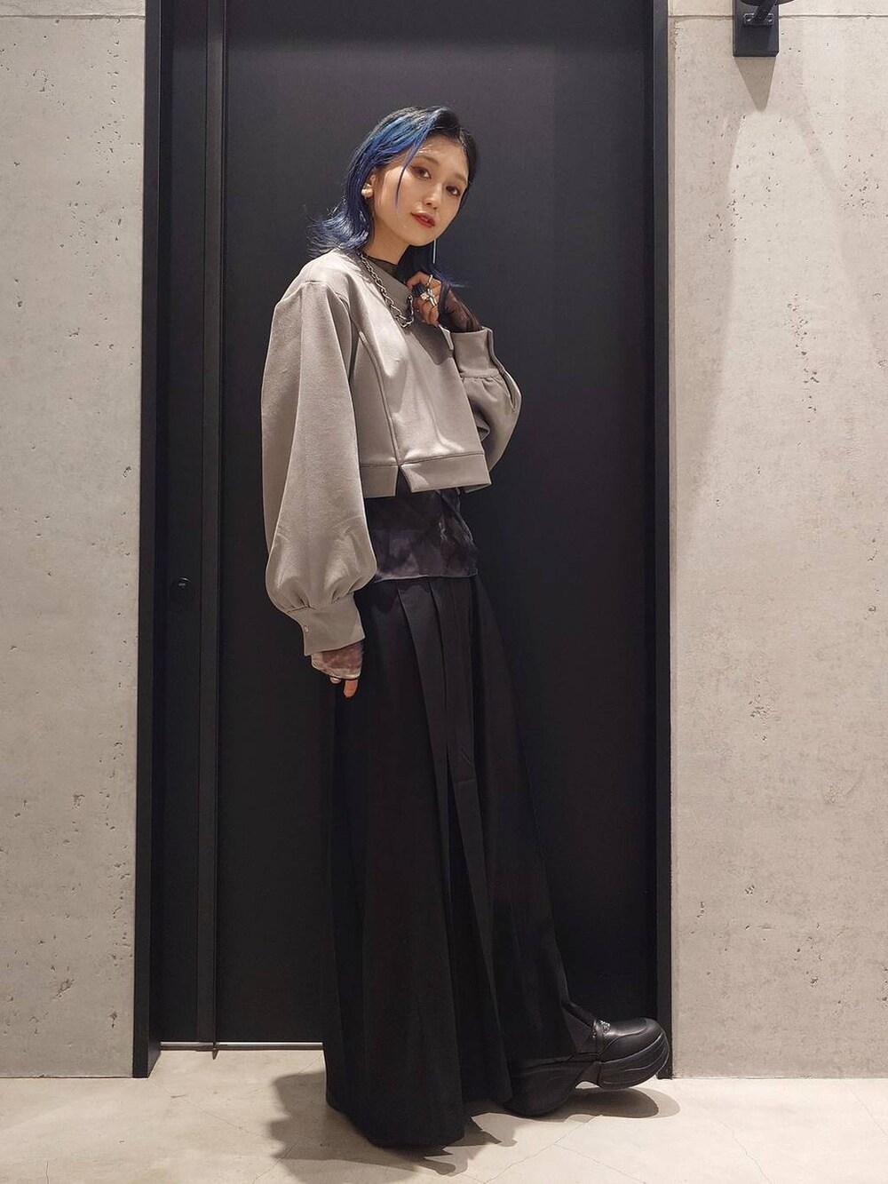 ブラック系のTシャツ/カットソー、シルバー系のブーツ、ブラック系のその他パンツを着用したレディースの秋コーディネートの2枚目の写真