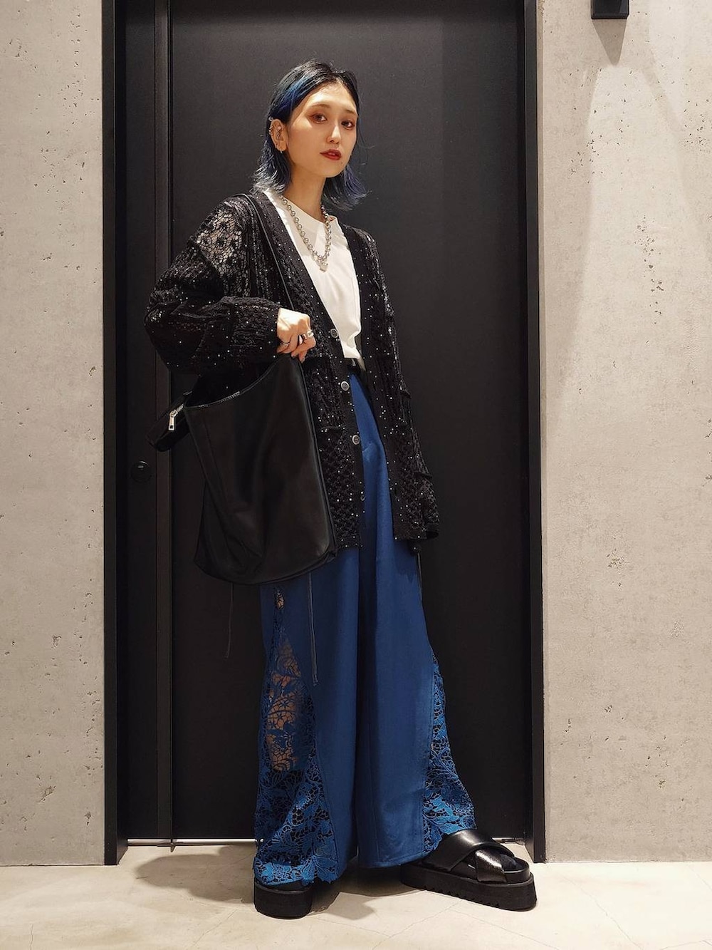 ブラック系のサンダル、ブラック系のショルダーバッグ、ホワイト系のTシャツ/カットソーを着用したレディースの夏コーディネートの2枚目の写真