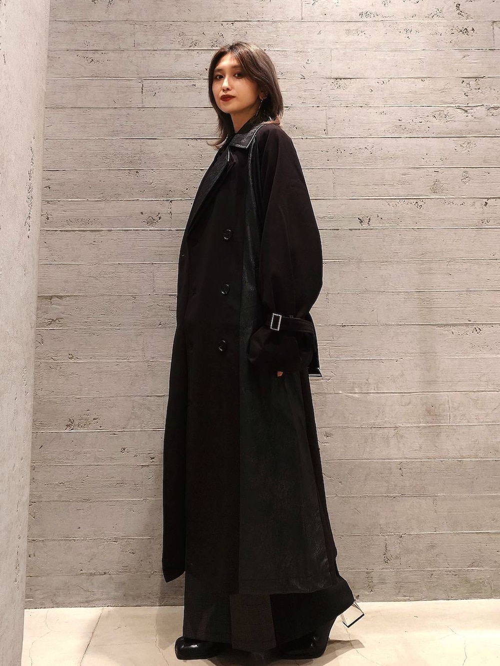 ブラック系のショルダーバッグ、ブラック系のブーツ、その他のTシャツ/カットソーを着用したレディースの秋コーディネートの3枚目の写真