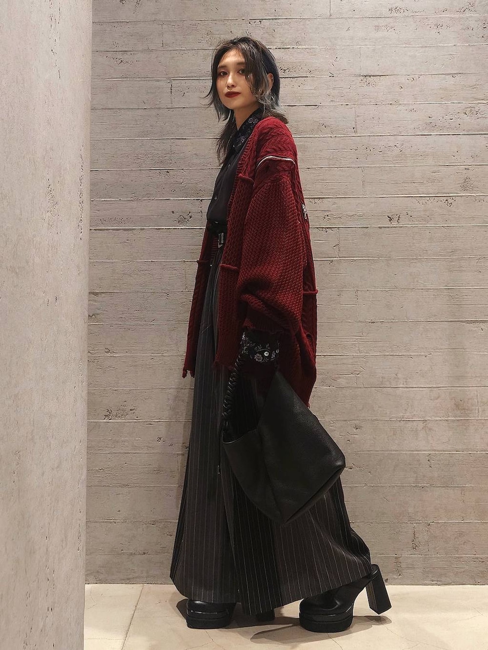 ブラック系のその他パンツ、ブラック系のサンダル、ブラック系のシャツ/ブラウスを着用したレディースの秋コーディネートの2枚目の写真