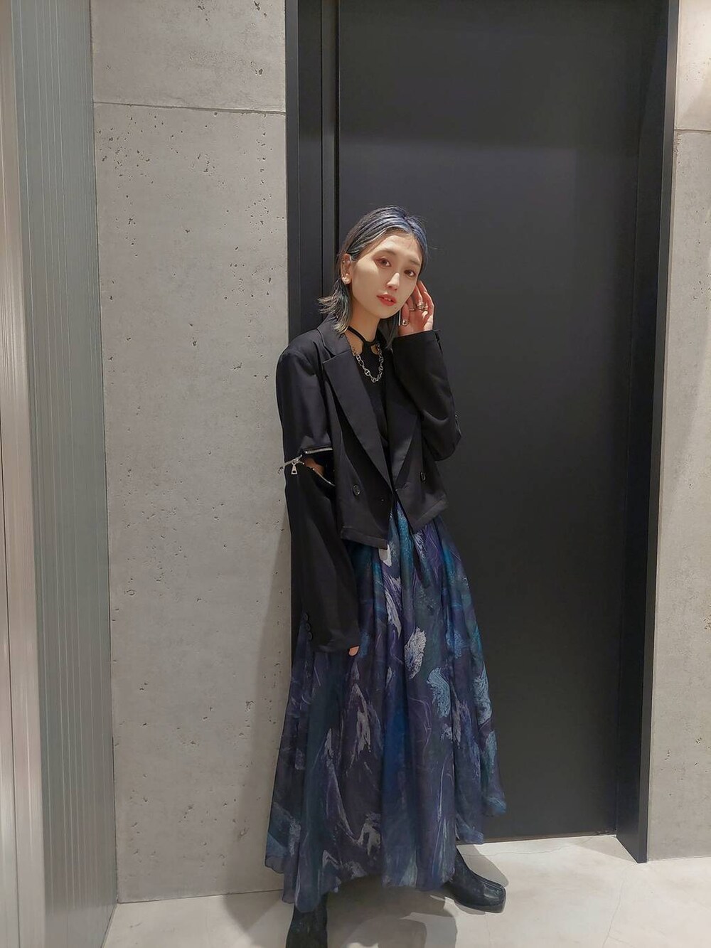 ブラック系のTシャツ/カットソー、ブラック系のテーラードジャケット、ブラック系のブーツを着用したレディースの春コーディネートの2枚目の写真