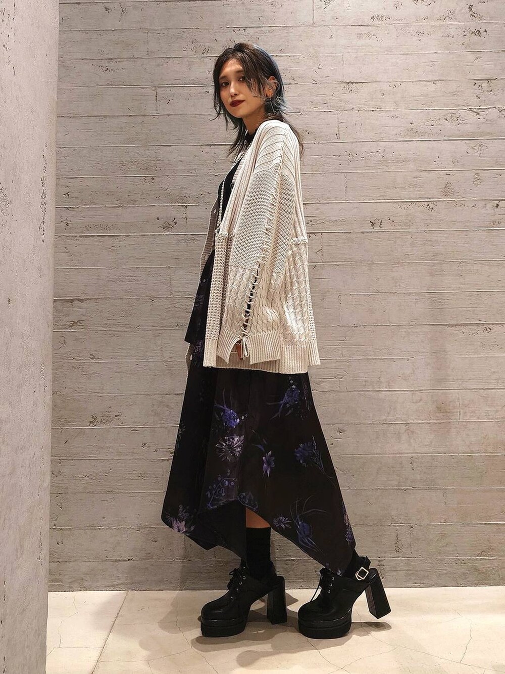 ホワイト系のカーディガン/ボレロ、ブラック系のサンダル、パープル系のスカートを着用したレディースの秋コーディネートの2枚目の写真