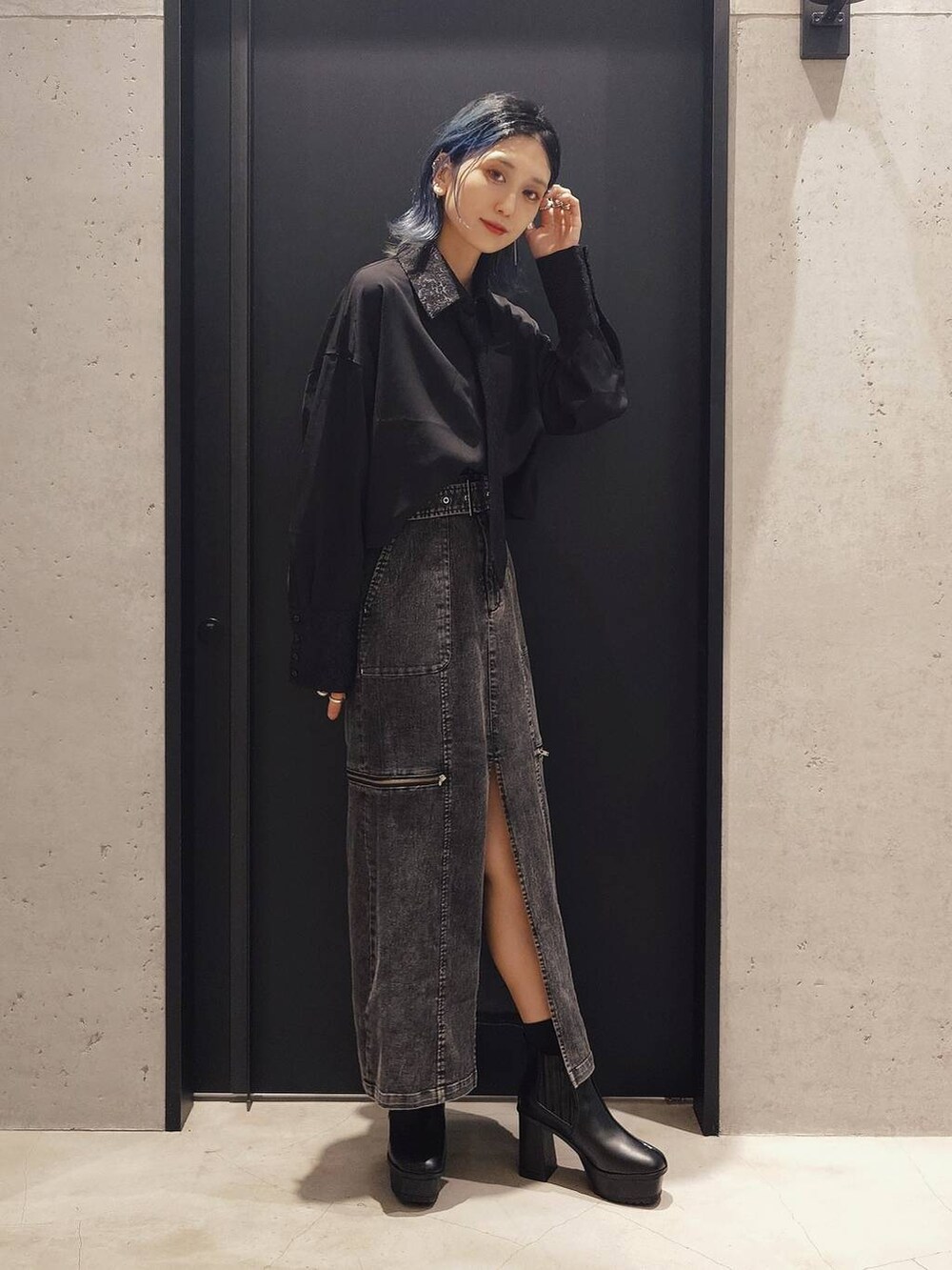 ブラック系のショルダーバッグ、ブラック系のシャツ/ブラウス、ブラック系のブーツを着用したレディースの夏コーディネートの3枚目の写真