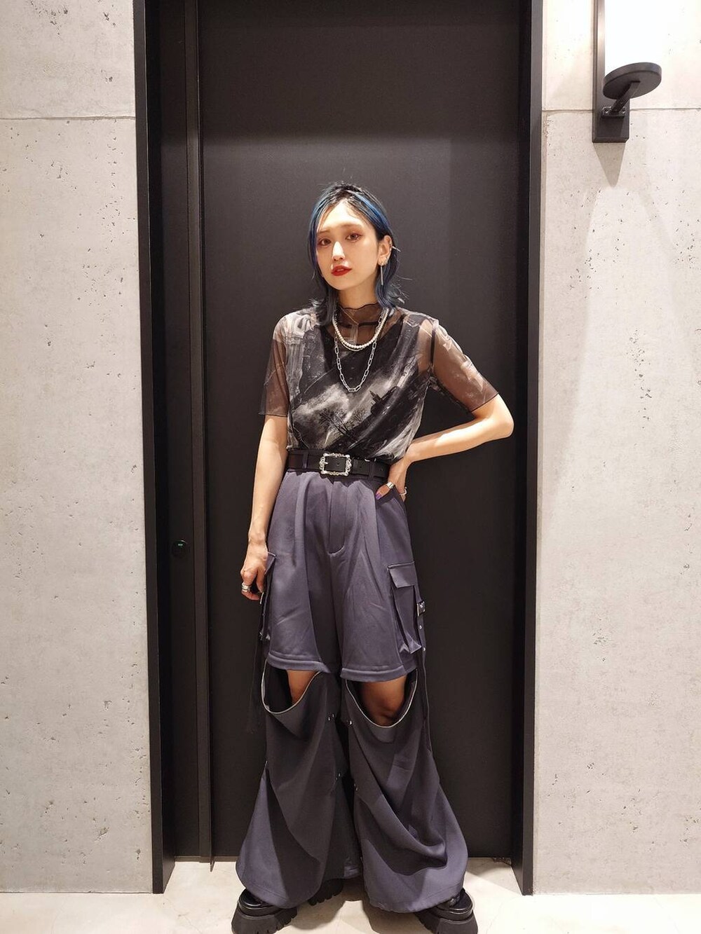 ブラック系のサンダル、ブラック系のタンクトップ、グレー系のカーゴパンツを着用したレディースの春コーディネートの2枚目の写真