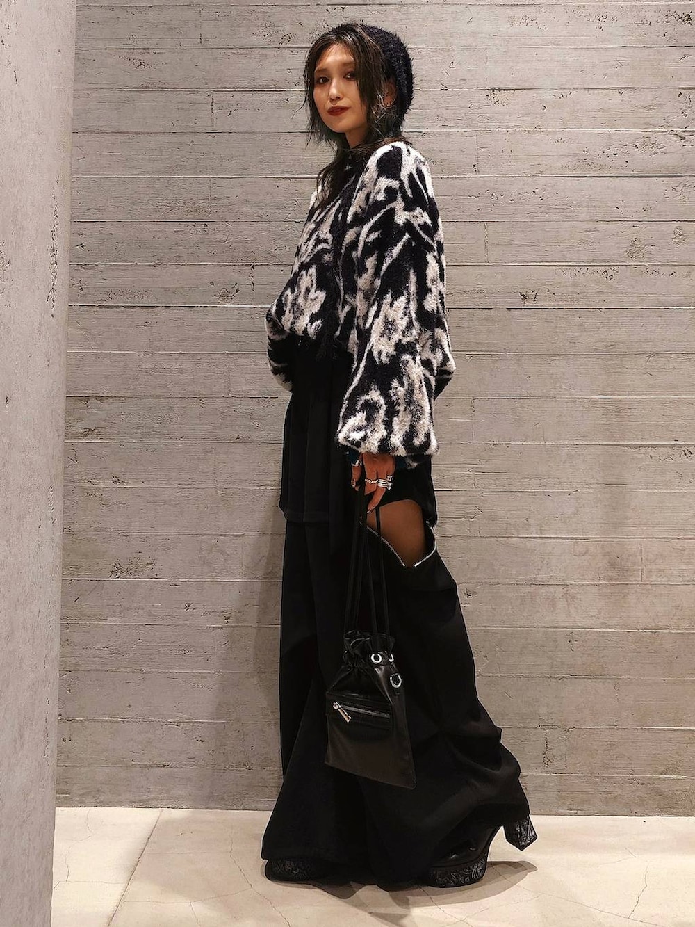 ブラック系のニット/セーター、ブラック系のカーディガン/ボレロ、ブラック系のカーゴパンツを着用したレディースの秋コーディネートの2枚目の写真