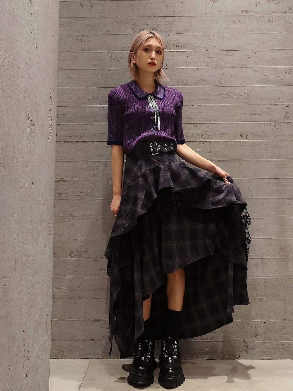 ブラック系のスニーカー、パープル系のカーディガン/ボレロ、ブラック系のブルゾンを着用したレディースの春コーディネートの2枚目の写真