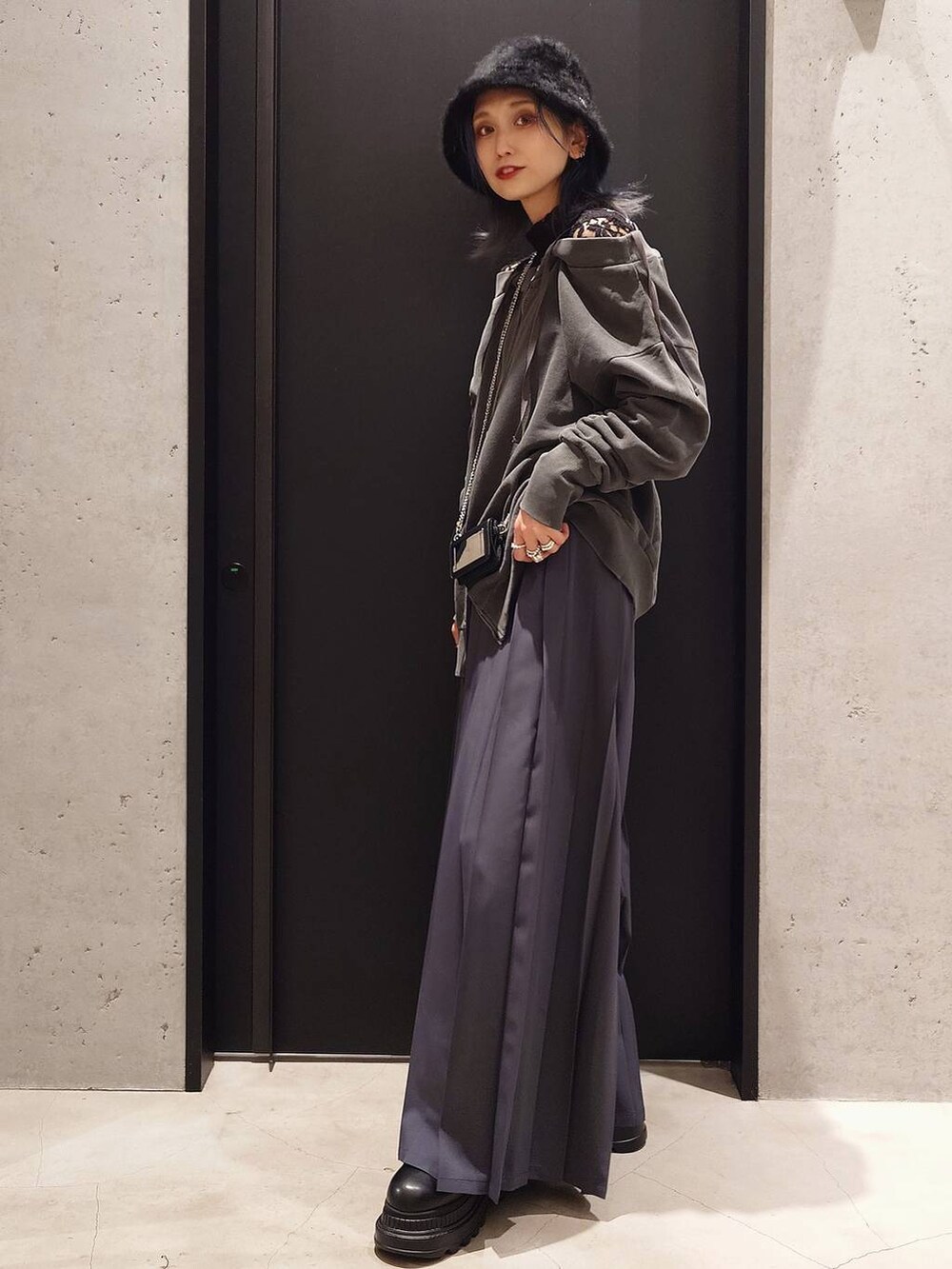 ブラック系のTシャツ/カットソー、グレー系のスウェット、ブラック系のブーツを着用したレディースの秋コーディネートの2枚目の写真