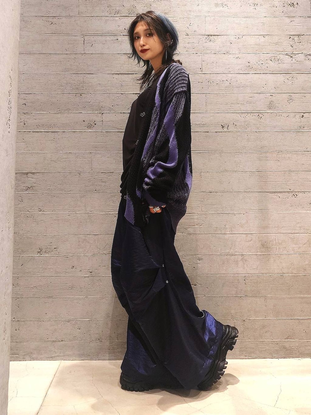 ブラック系のカーディガン/ボレロ、ブラック系のボストンバッグ、ブラック系のスニーカーを着用したレディースの夏コーディネートの2枚目の写真