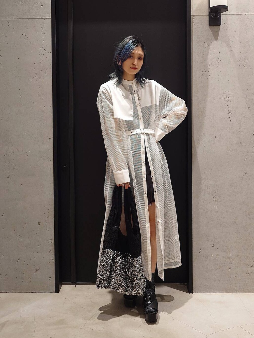 ブラック系のサンダル、ブラック系のTシャツ/カットソー、ホワイト系のワンピースを着用したレディースの夏コーディネートの2枚目の写真