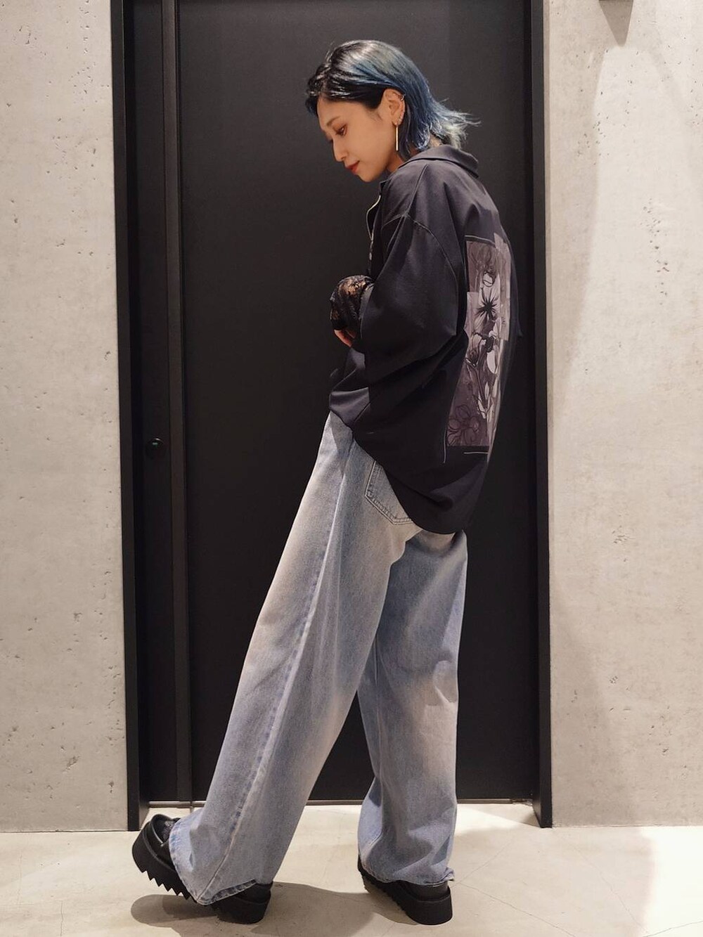 ブラック系のサンダル、ブラック系のショルダーバッグ、ブラック系のTシャツ/カットソーを着用したレディースの夏コーディネートの2枚目の写真