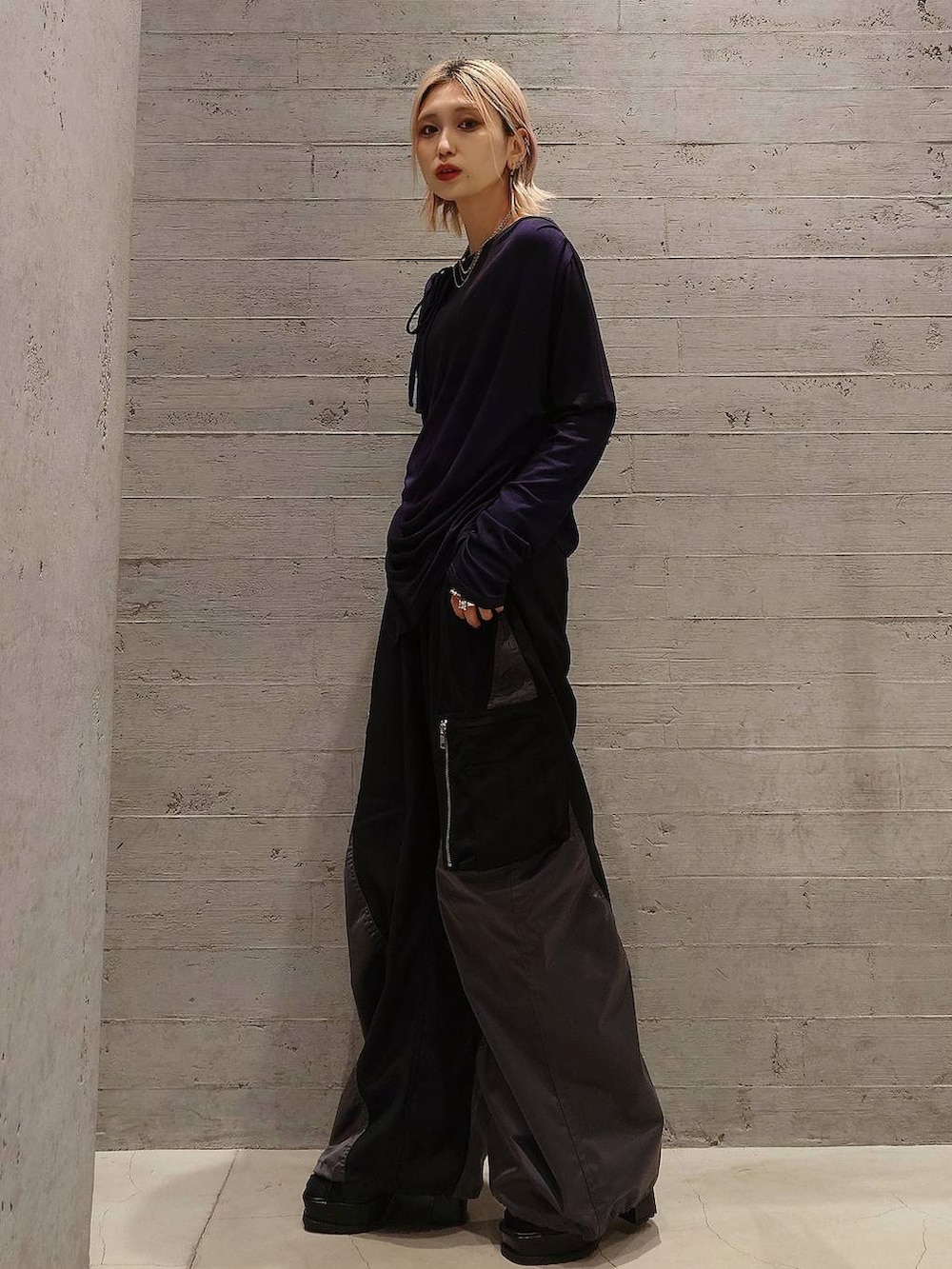 ブラック系のブーツ、ブラック系のショルダーバッグ、パープル系のTシャツ/カットソーを着用したレディースの春コーディネートの2枚目の写真