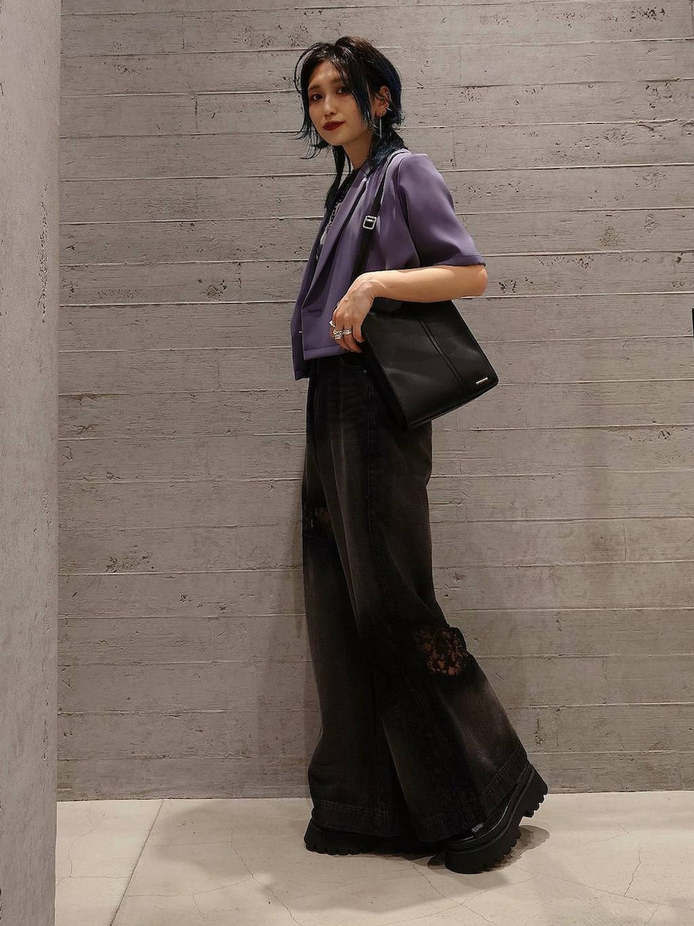 ブラック系のサンダル、ブラック系のデニムパンツ、ブラック系のショルダーバッグを着用したレディースの春コーディネートの2枚目の写真