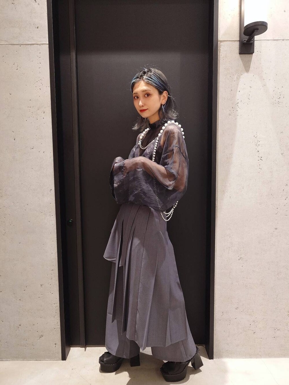 ブラック系のサンダル、グレー系のその他パンツ、ブラック系のTシャツ/カットソーを着用したレディースの春コーディネートの2枚目の写真