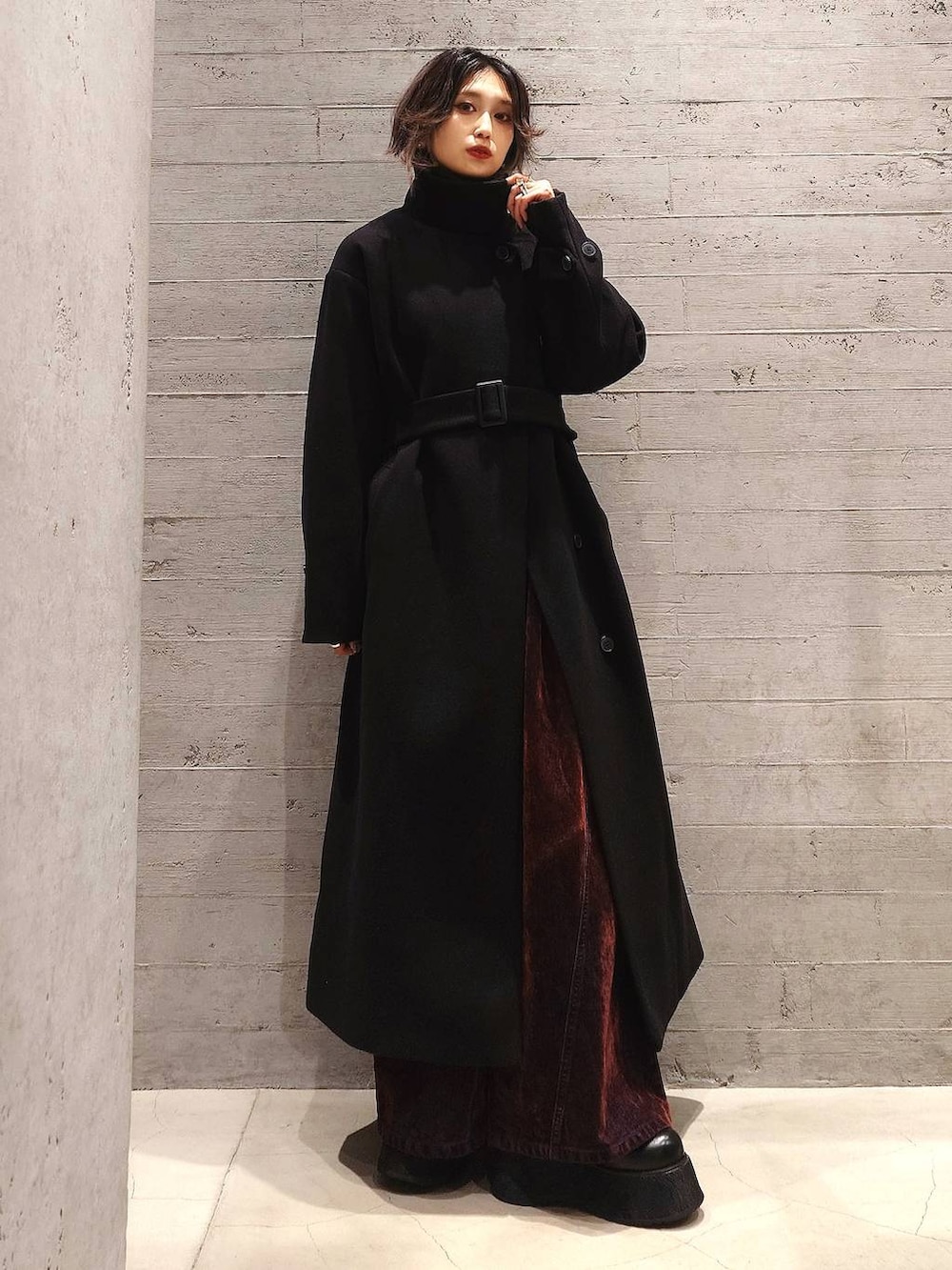 ブラック系のトートバッグ、ブラック系のチェスターコート、ブラック系のニット/セーターを着用したレディースの秋コーディネートの2枚目の写真