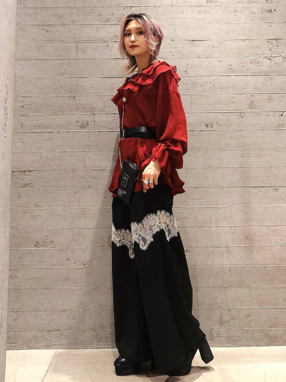 レッド系のシャツ/ブラウス、ブラック系のサンダル、シルバー系のネックレスを着用したレディースの夏コーディネートの2枚目の写真