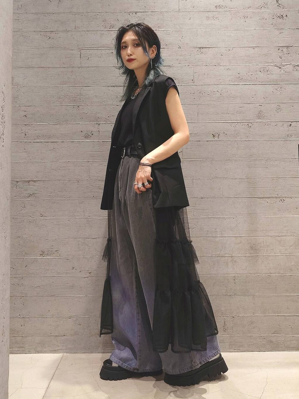 シルバー系のサンダル、ブラック系のワンピース、グレー系のデニムパンツを着用したレディースの夏コーディネートの2枚目の写真