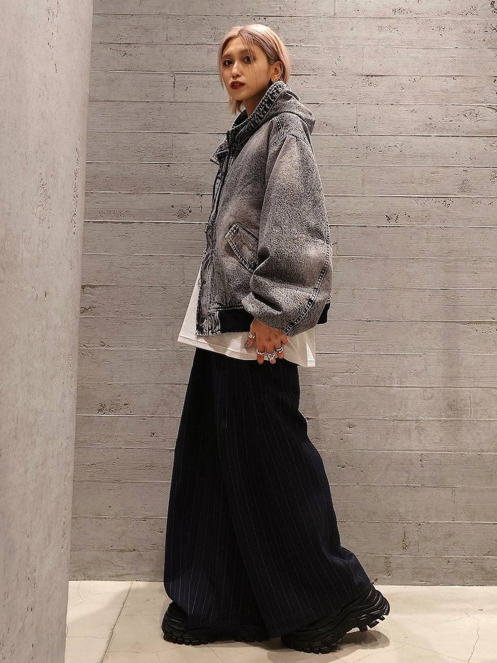 ブラック系のスニーカー、ホワイト系のTシャツ/カットソー、グレー系のブルゾンを着用したレディースの春コーディネートの2枚目の写真