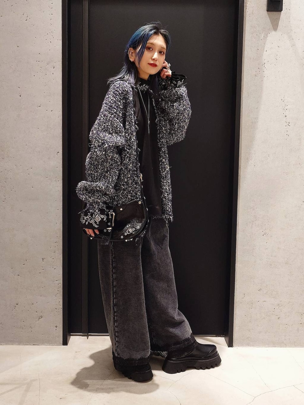 ブラック系のシャツ/ブラウス、グレー系のショルダーバッグ、ブラック系のスウェットパンツを着用したレディースの冬コーディネートの2枚目の写真