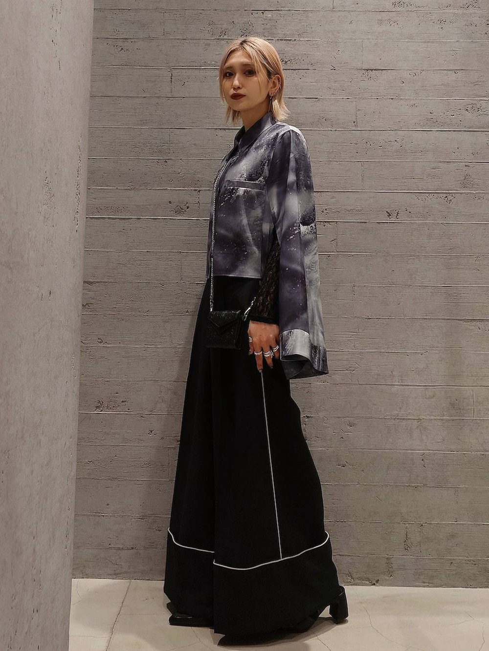 ブラック系のサンダル、ブラック系のTシャツ/カットソー、グレー系のシャツ/ブラウスを着用したレディースの春コーディネートの2枚目の写真