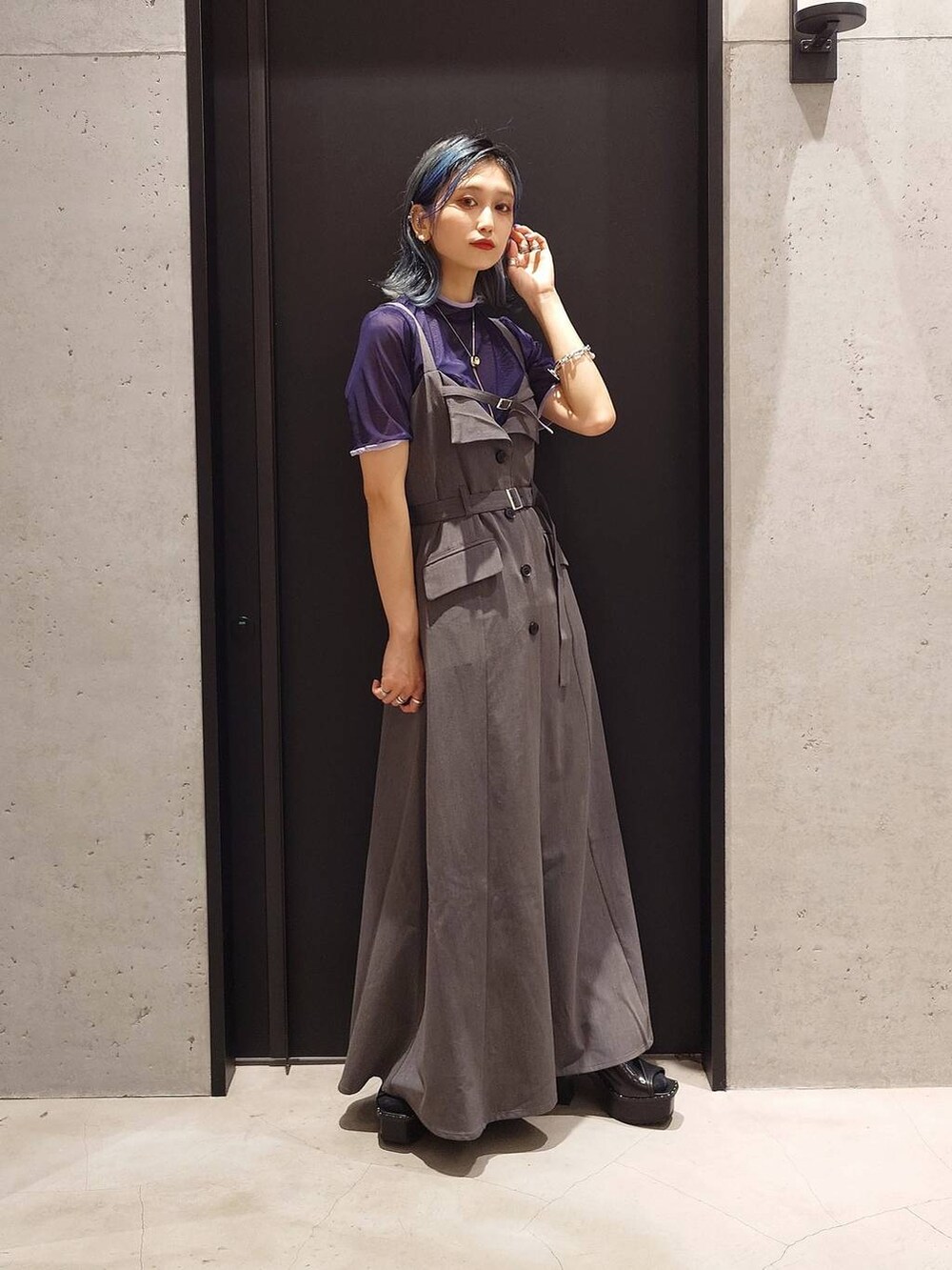 ブラック系のサンダル、パープル系のTシャツ/カットソー、ブラック系のショルダーバッグを着用したレディースの夏コーディネートの3枚目の写真