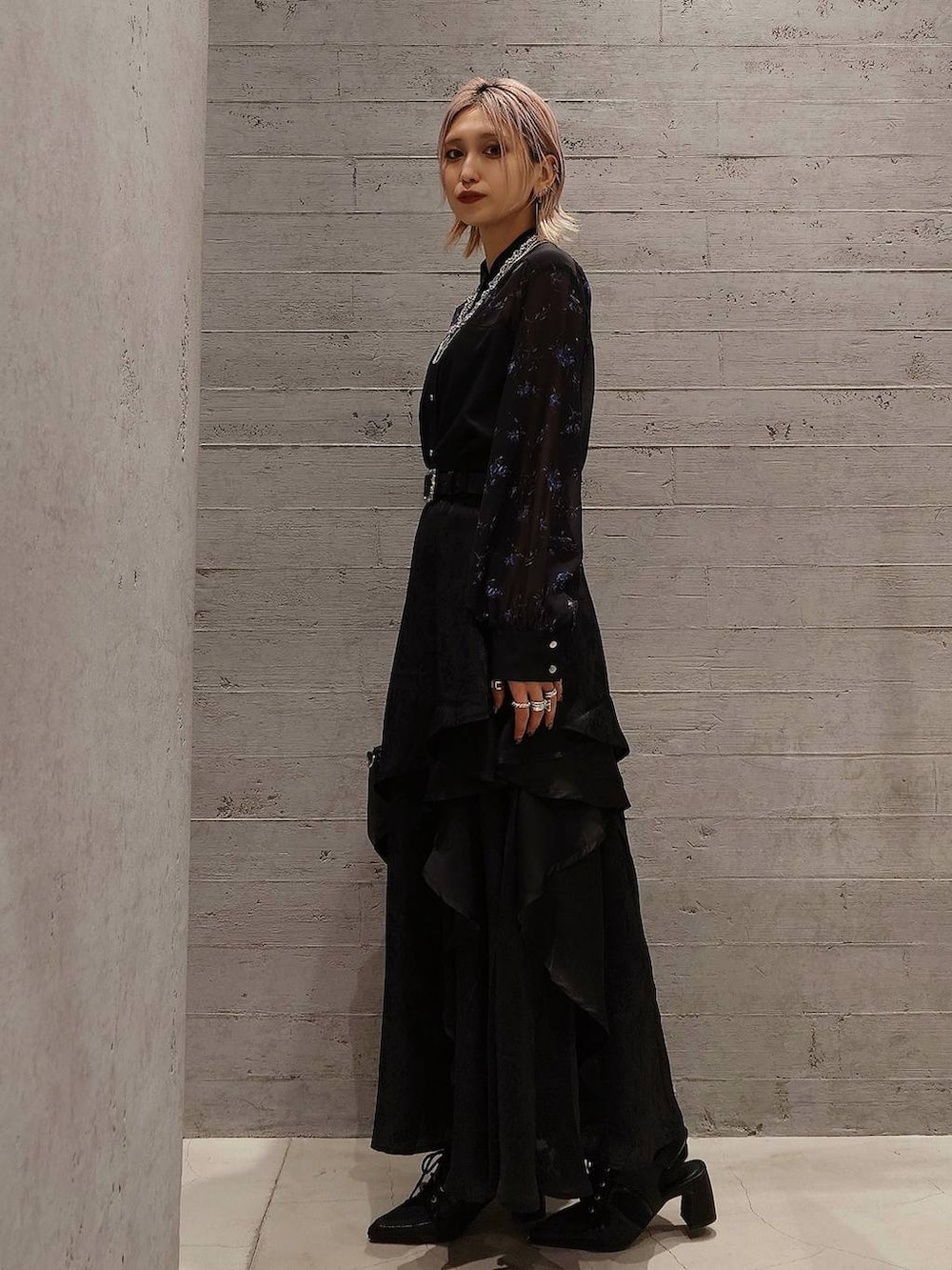 ブラック系のサンダル、ブラック系のショルダーバッグ、ブラック系のスカートを着用したレディースの春コーディネートの2枚目の写真