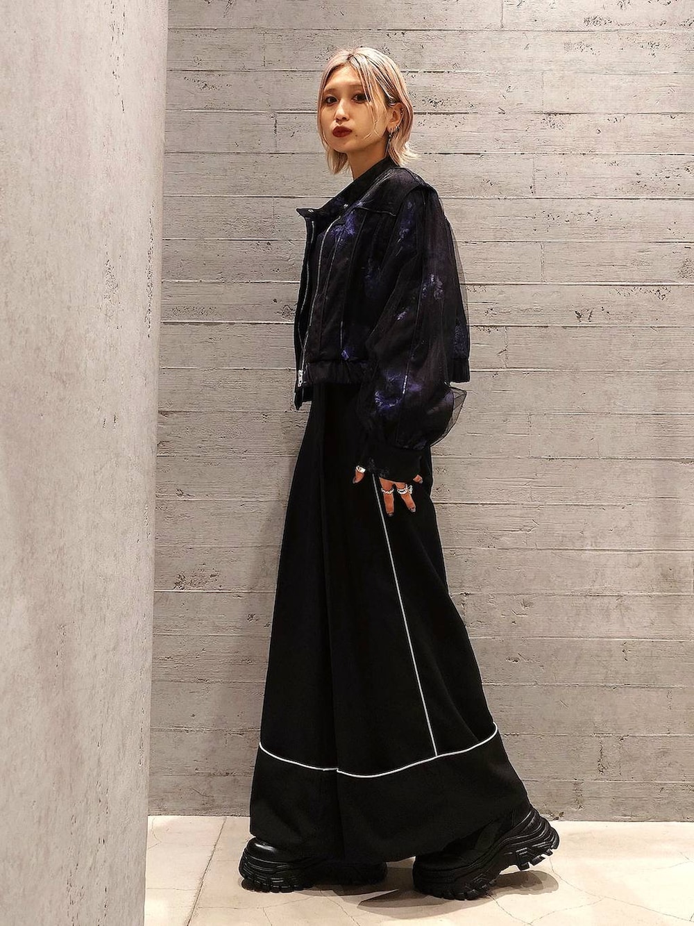 ブラック系のスニーカー、ブラック系のカーディガン/ボレロ、ブラック系のその他パンツを着用したレディースの春コーディネートの2枚目の写真