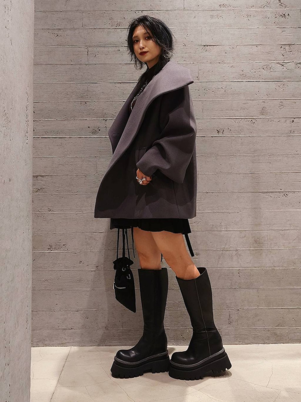 レッド系のニット/セーター、グレー系のチェスターコート、ブラック系のその他パンツを着用したレディースの秋コーディネートの2枚目の写真