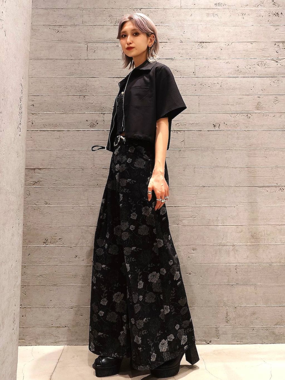 ブラック系のデニムパンツ、ブラック系のサンダル、ブラック系のショルダーバッグを着用したレディースの春コーディネートの3枚目の写真