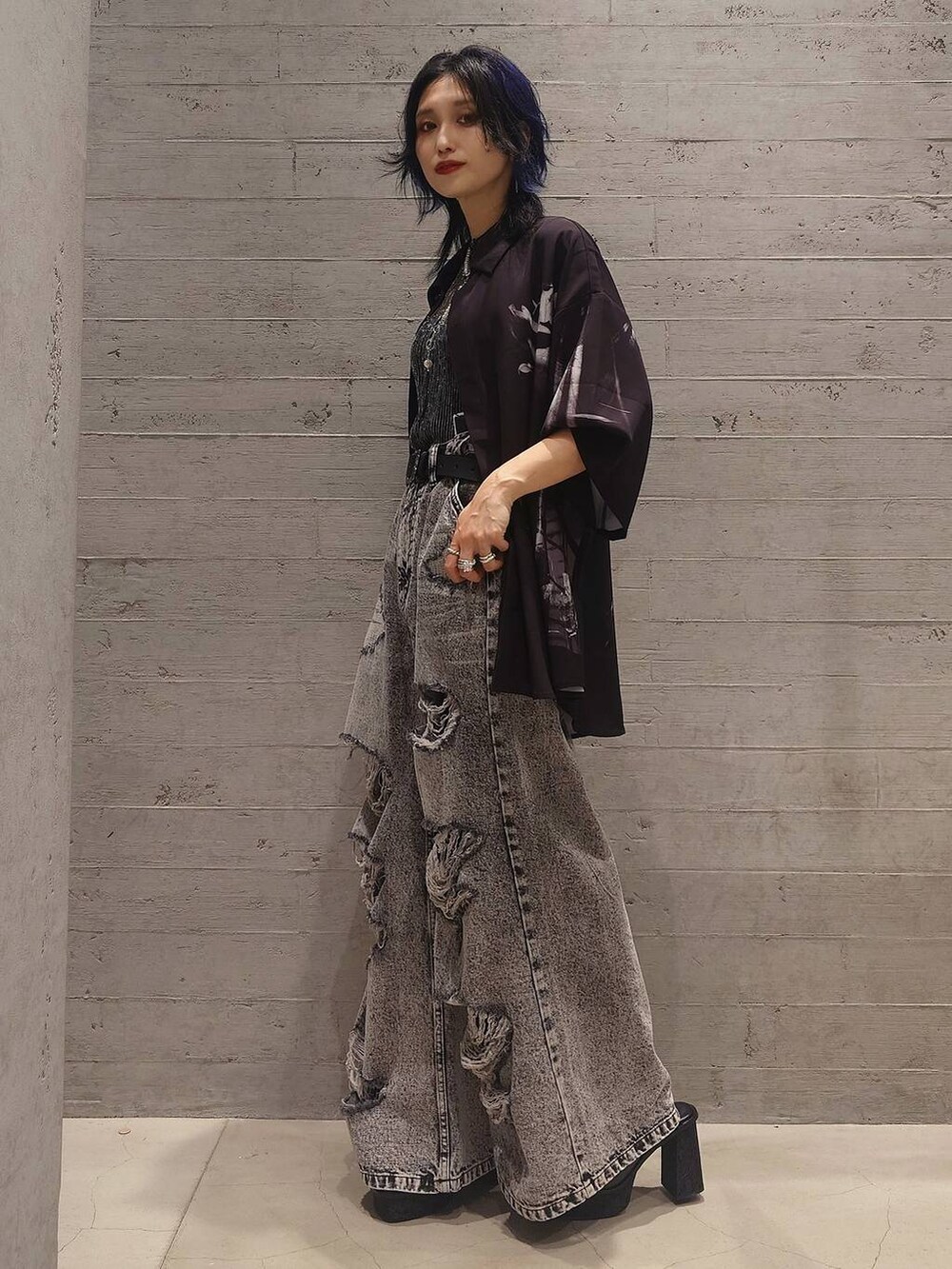 ブラック系のサンダル、グレー系のデニムパンツ、ブラック系のTシャツ/カットソーを着用したレディースの夏コーディネートの2枚目の写真