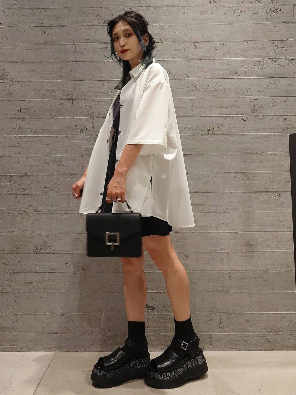 グレー系のタンクトップ、グレー系のサンダル、ブラック系のその他パンツを着用したレディースの夏コーディネートの2枚目の写真