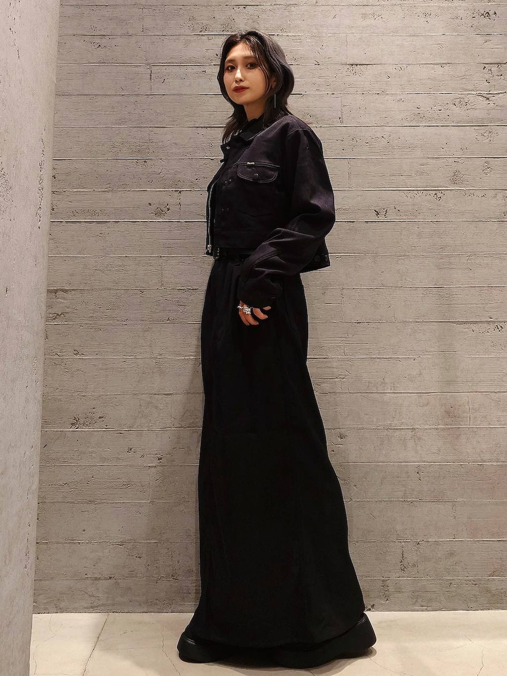 その他のTシャツ/カットソー、ブラック系のその他シューズ、ブラック系のジャンパースカートを着用したレディースの秋コーディネートの3枚目の写真