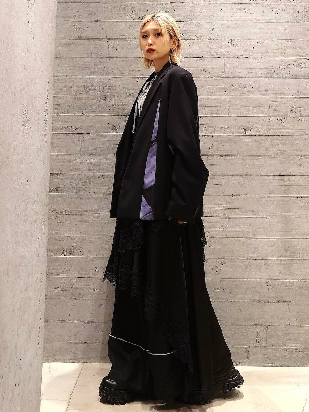 ブラック系のスニーカー、ブラック系のTシャツ/カットソー、ブラック系のテーラードジャケットを着用したレディースの春コーディネートの3枚目の写真