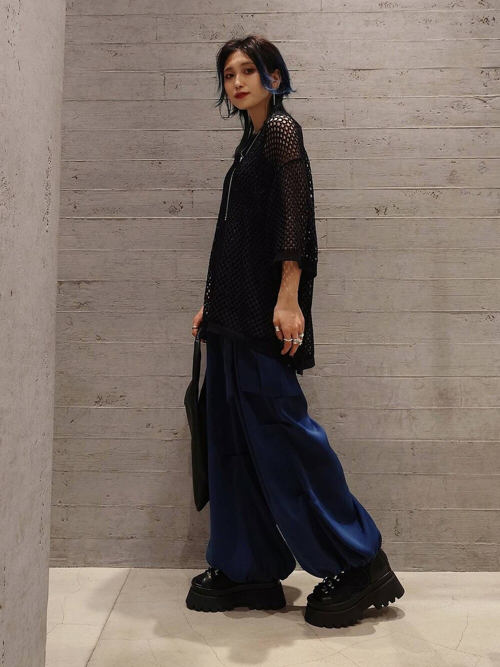 ブラック系のサンダル、ブラック系のタンクトップ、ブラック系のトートバッグを着用したレディースの春コーディネートの2枚目の写真