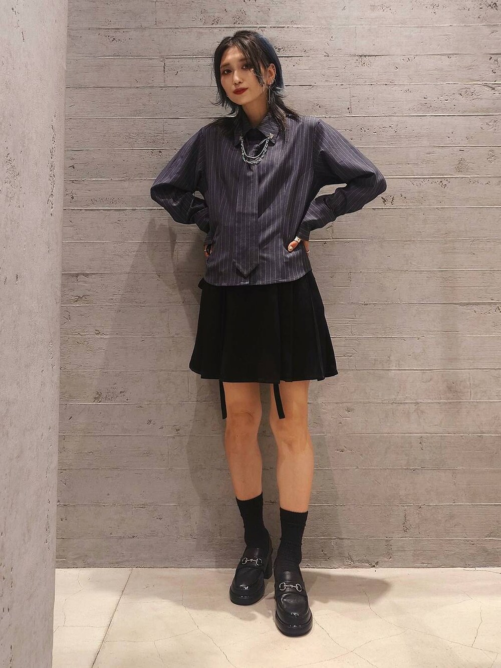 ブラック系のトートバッグ、ブラック系のその他パンツ、ブラック系のローファーを着用したレディースの夏コーディネートの3枚目の写真