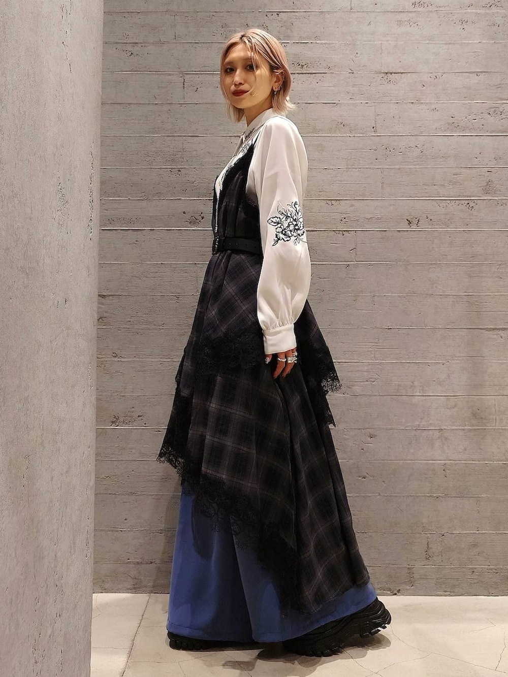 ブルー系のトートバッグ、ブルー系のカーゴパンツ、ホワイト系のシャツ/ブラウスを着用したレディースの春コーディネートの2枚目の写真