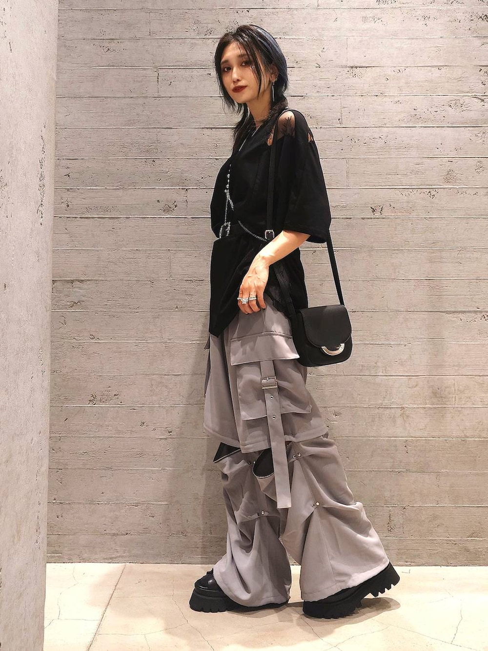 ブラック系のサンダル、ブラック系のTシャツ/カットソー、グレー系のカーゴパンツを着用したレディースの夏コーディネートの2枚目の写真