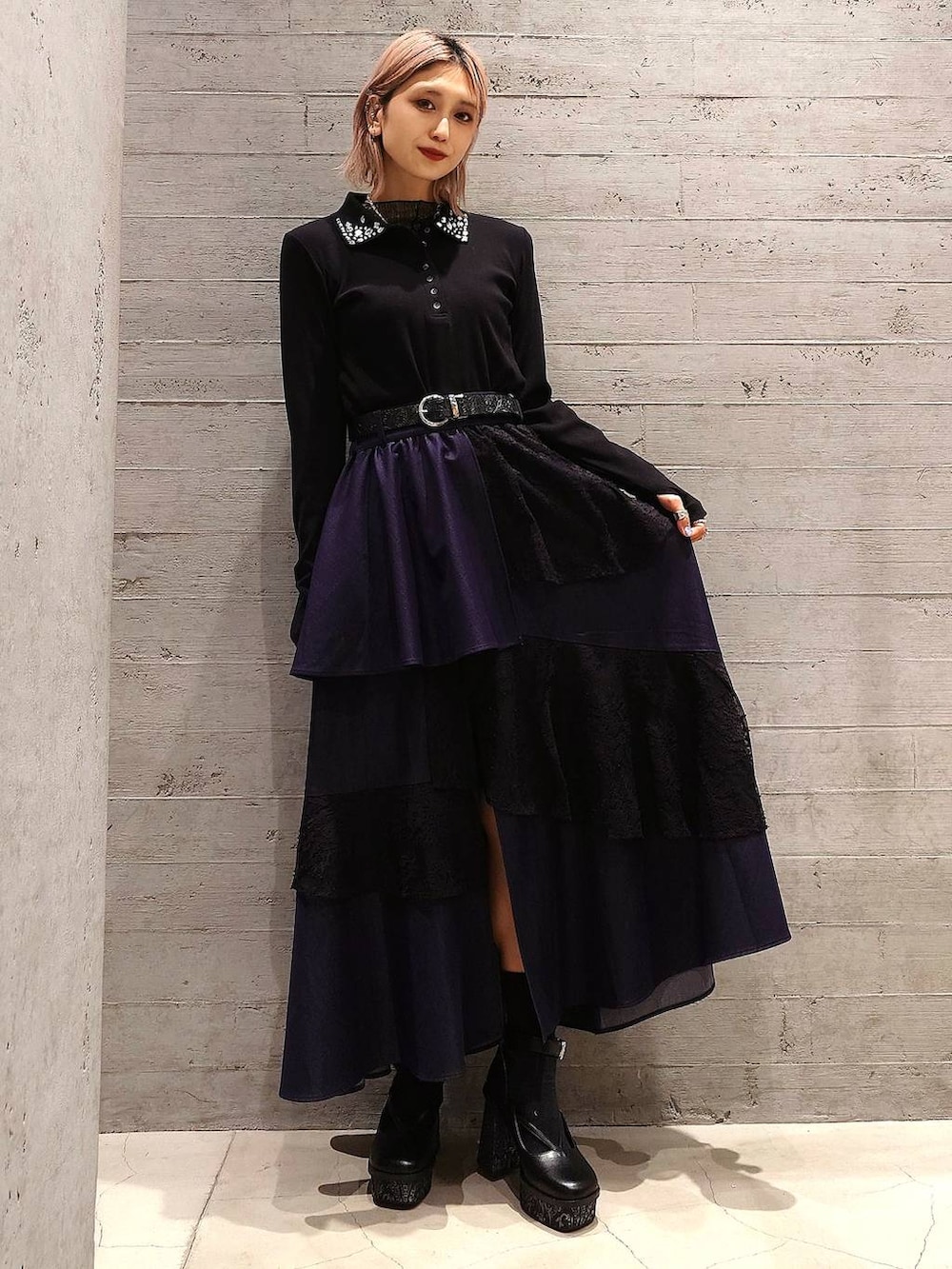 ブラック系のTシャツ/カットソー、ブラック系のパンプス、ブルー系のスカートを着用したレディースの冬コーディネートの2枚目の写真