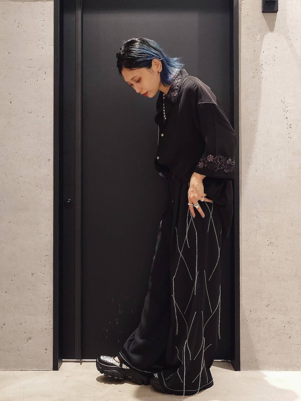 グレー系のタンクトップ、ブラック系のシャツ/ブラウス、シルバー系のスニーカーを着用したレディースの夏コーディネートの2枚目の写真