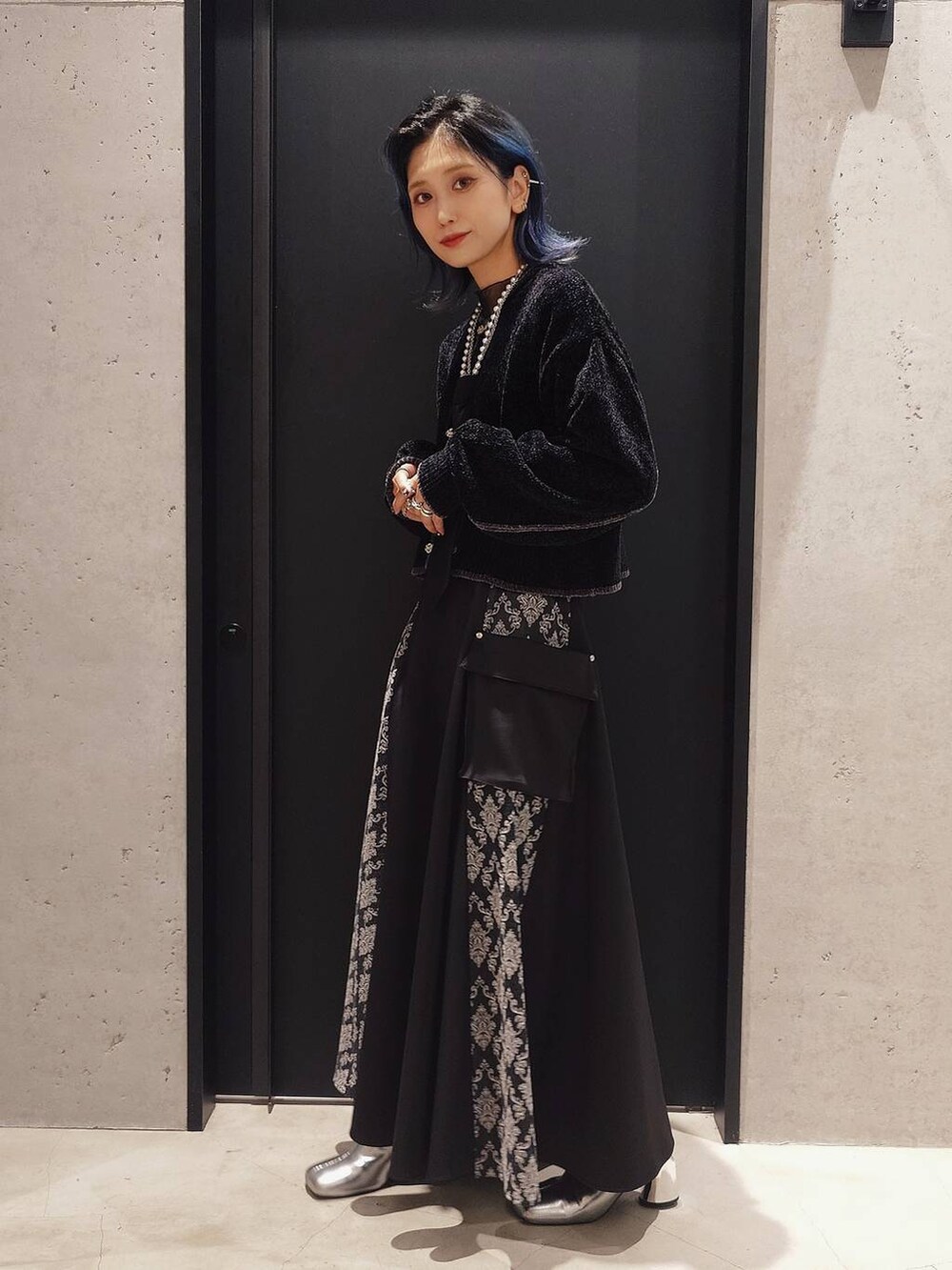 ブラック系のネクタイ、ブラック系のTシャツ/カットソー、シルバー系のブーツを着用したレディースの秋コーディネートの2枚目の写真