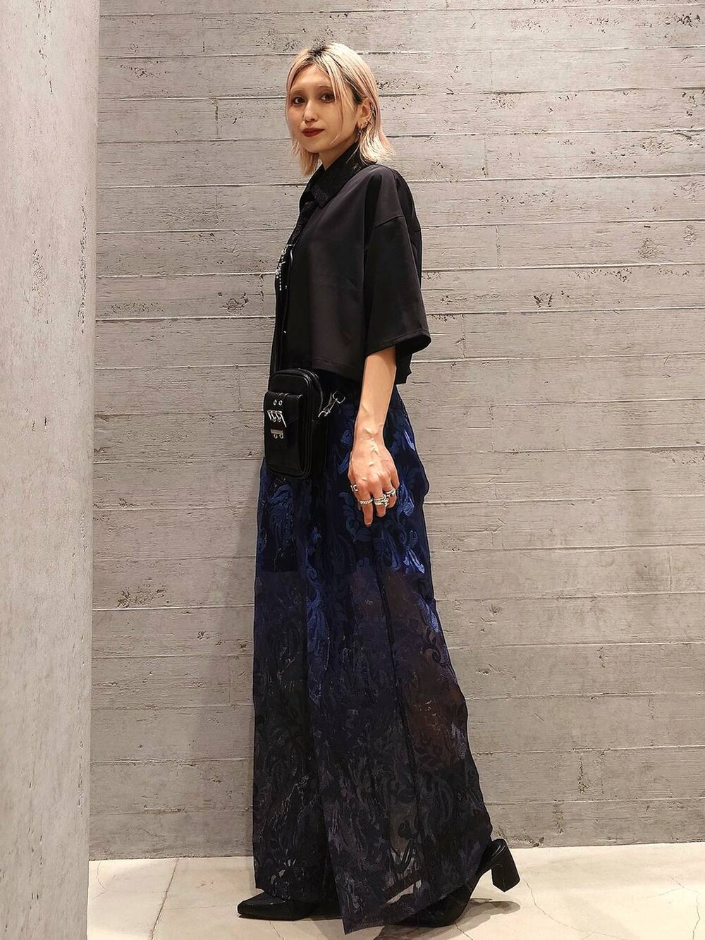 ブラック系のサンダル、ブルー系のその他パンツ、ブラック系のショルダーバッグを着用したレディースの春コーディネートの2枚目の写真