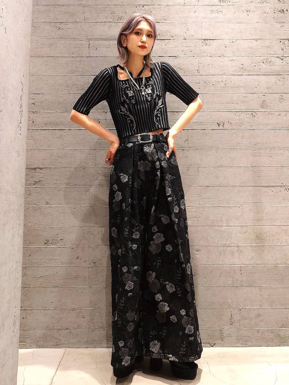 ブラック系のデニムパンツ、ブラック系のサンダル、ブラック系のショルダーバッグを着用したレディースの春コーディネートの2枚目の写真