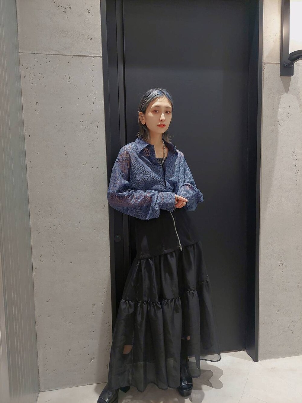 ブラック系のサンダル、ブラック系のスカート、ブラック系のトートバッグを着用したレディースの春コーディネートの2枚目の写真