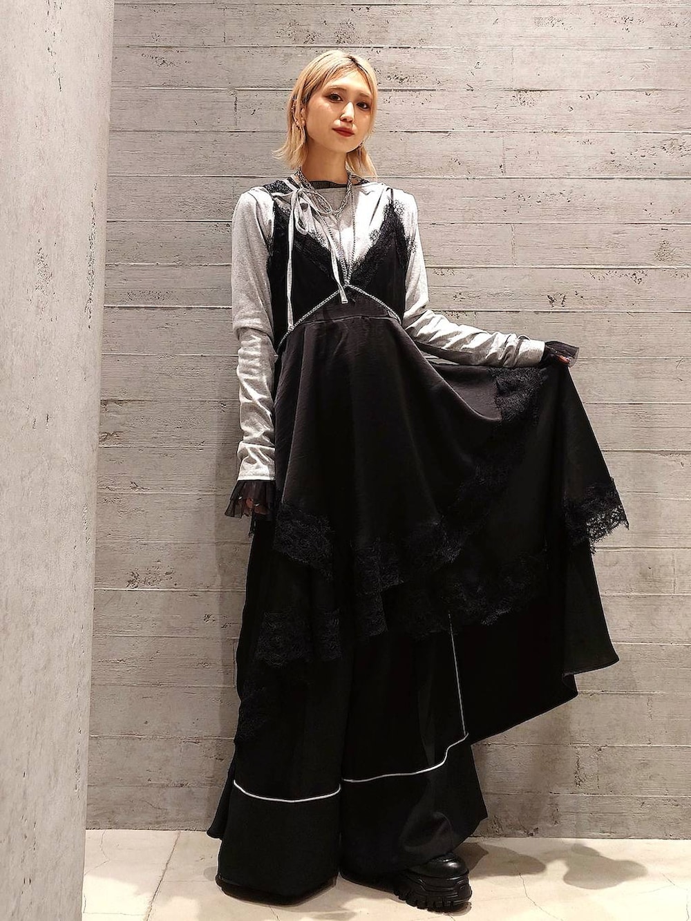 ブラック系のスニーカー、ブラック系のTシャツ/カットソー、ブラック系のテーラードジャケットを着用したレディースの春コーディネートの2枚目の写真