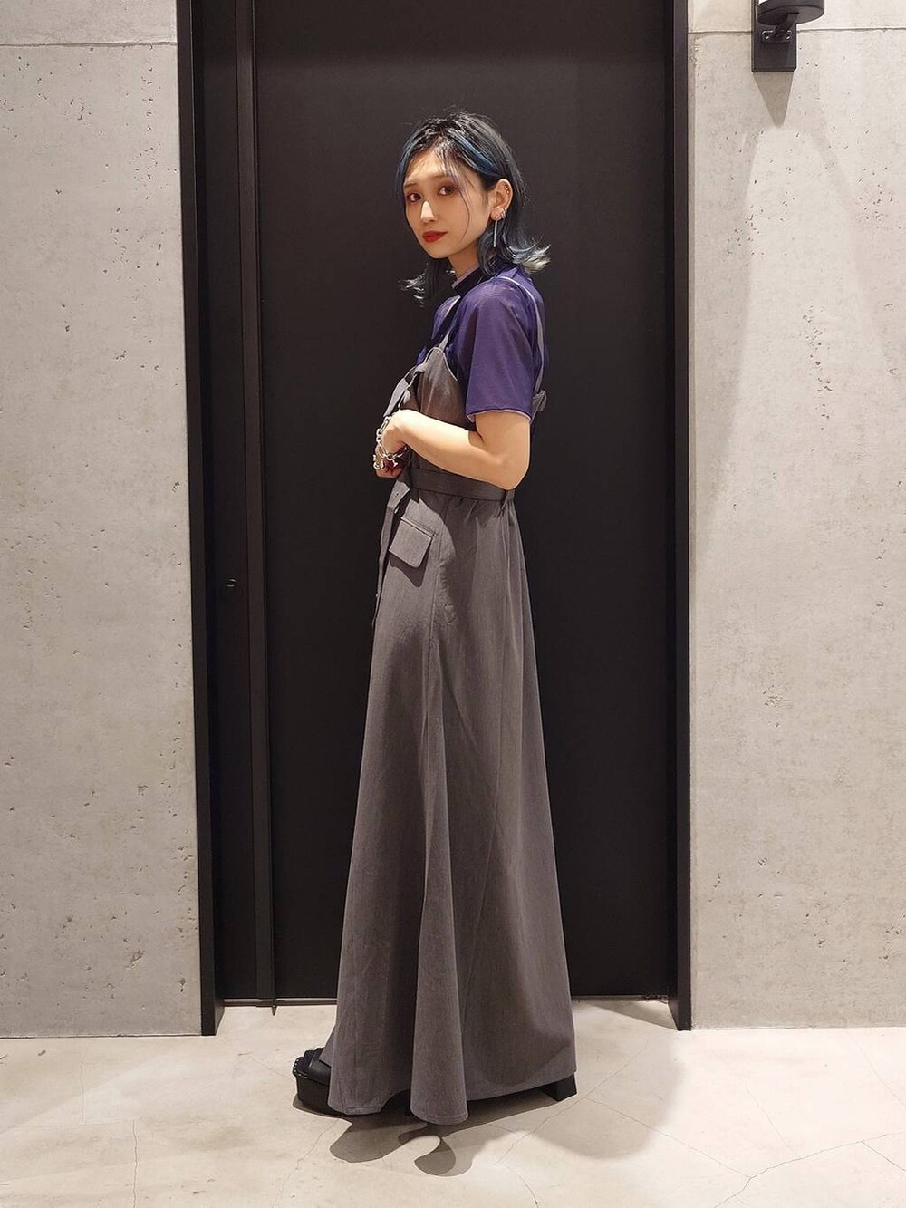 ブラック系のサンダル、パープル系のTシャツ/カットソー、ブラック系のショルダーバッグを着用したレディースの夏コーディネートの2枚目の写真